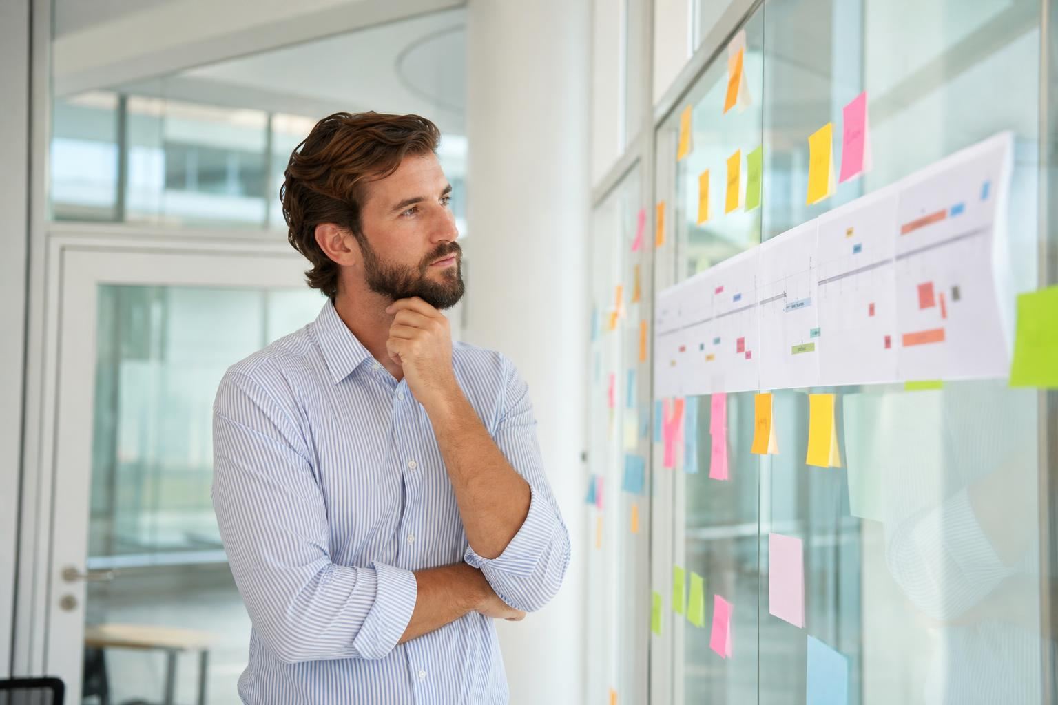 Consultant SEO devant un mur de notes et une frise chronologique de campagne de netlinking